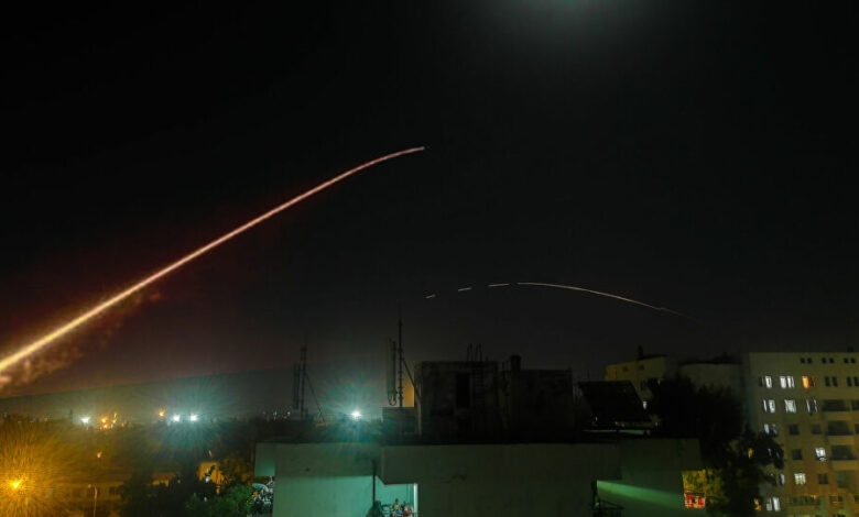 عدوان | الدفاع الجوي السوري يتصدى لرشقات صوايخ اسرائيلية تستهدف محيط دمشق