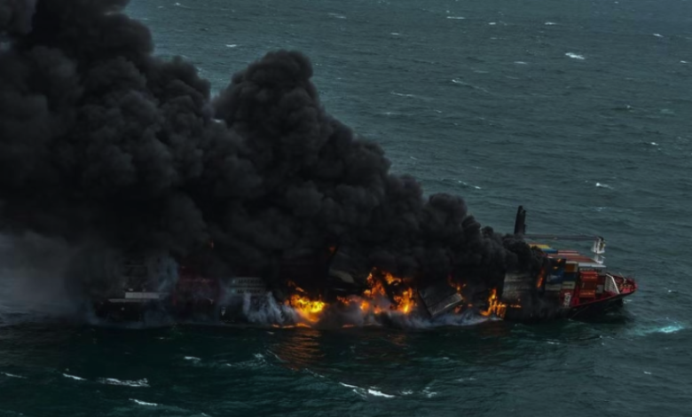 حادث | مصر تتابع انفجار سفينة شحن وتبحث عن القبطان المفقود